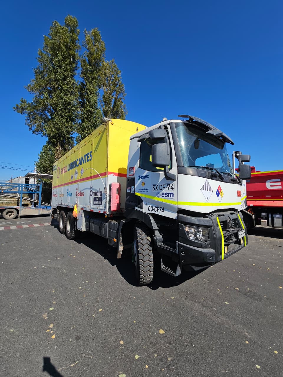 Camión Renault de Logisticats prestando servicio para ENEX ESM